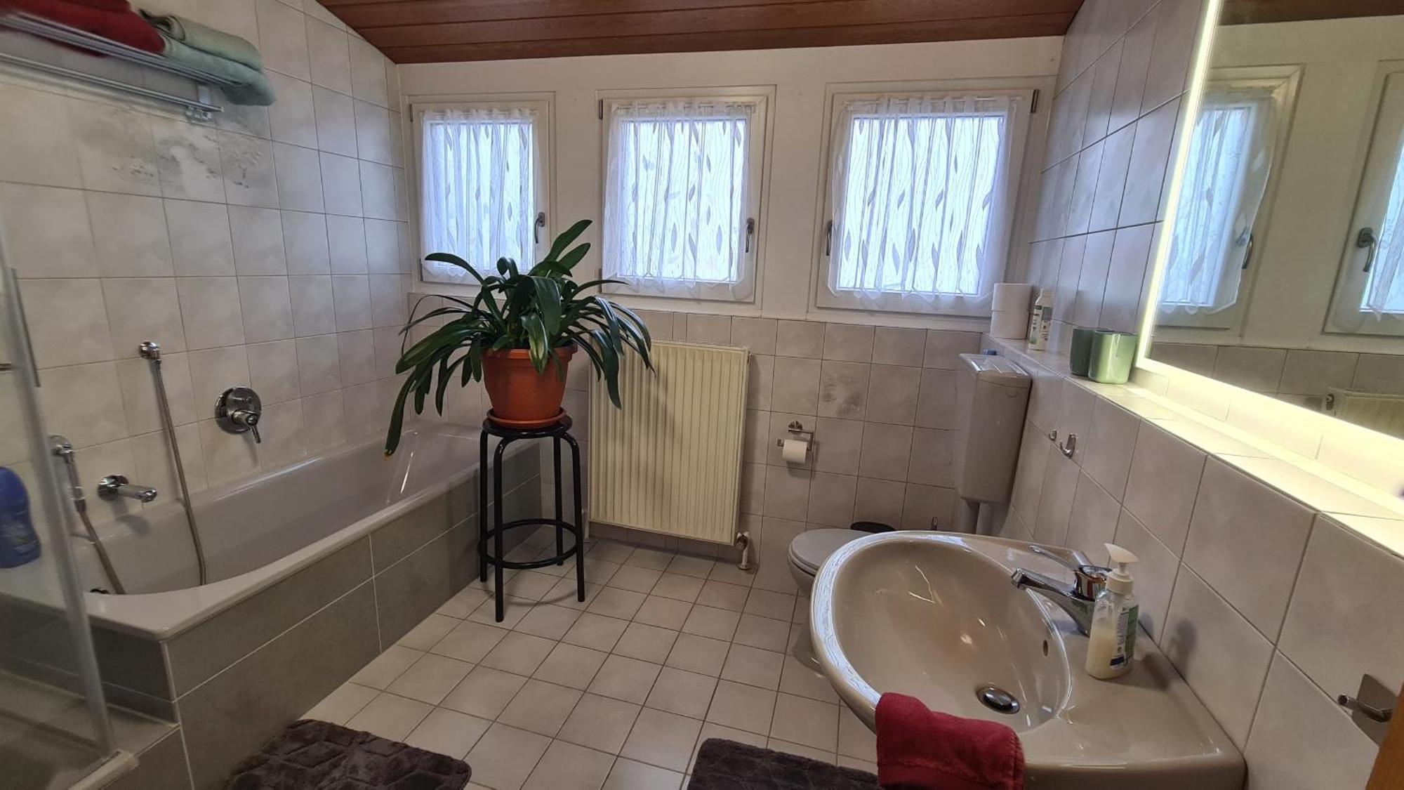 Gemuetliche 120 Qm Ferienwohnung Mit Balkon Adelsdorf Esterno foto