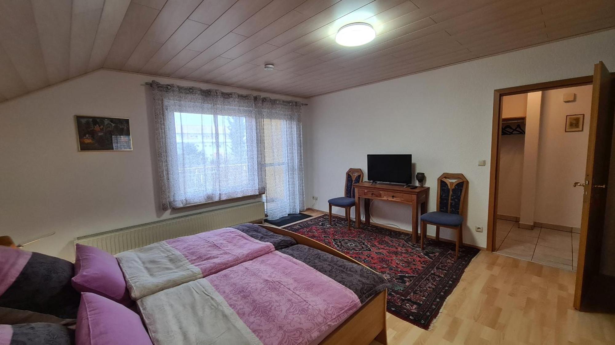 Gemuetliche 120 Qm Ferienwohnung Mit Balkon Adelsdorf Esterno foto