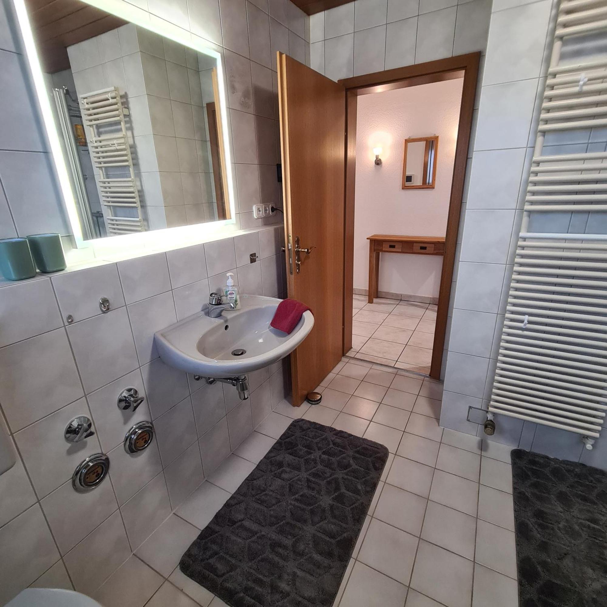 Gemuetliche 120 Qm Ferienwohnung Mit Balkon Adelsdorf Esterno foto