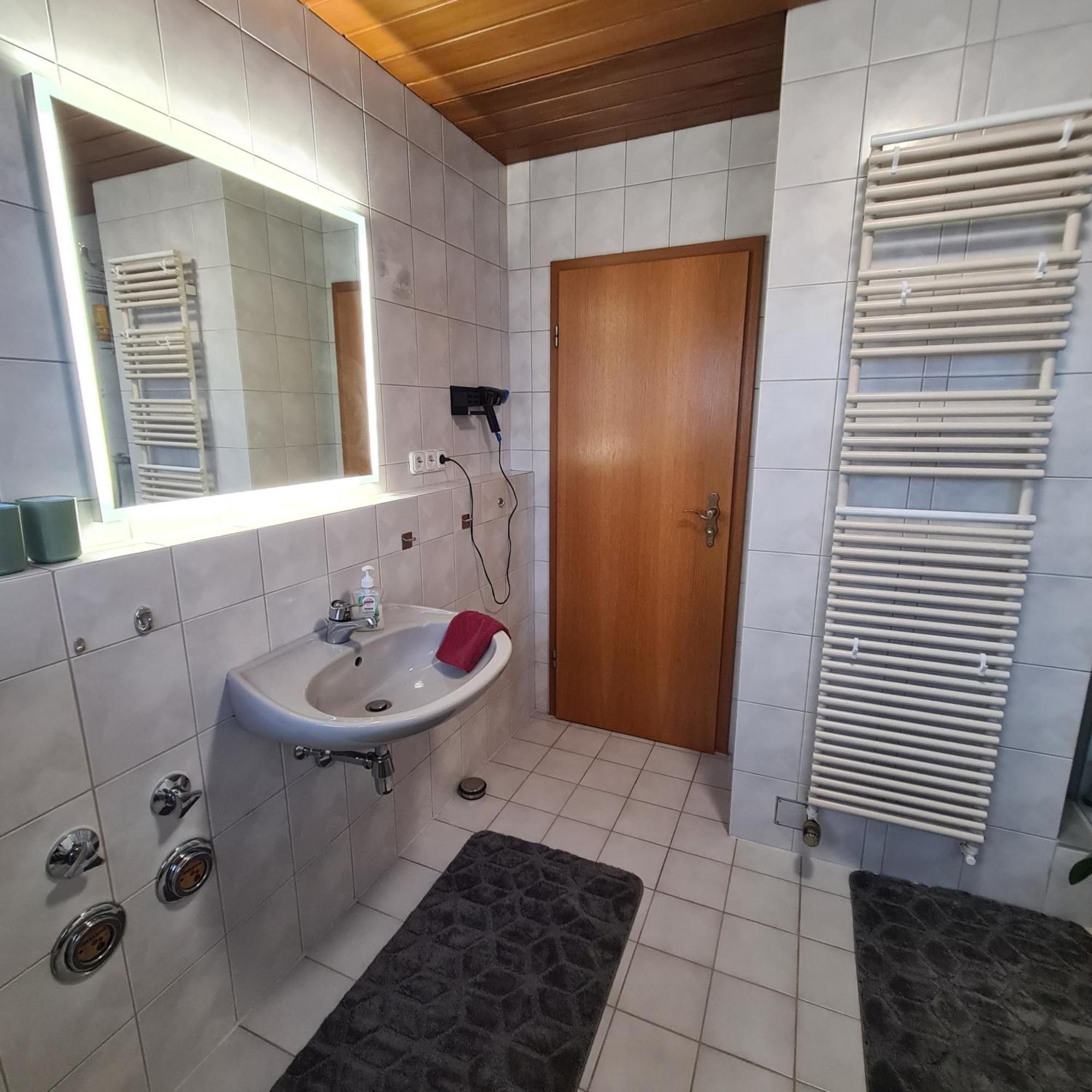 Gemuetliche 120 Qm Ferienwohnung Mit Balkon Adelsdorf Esterno foto